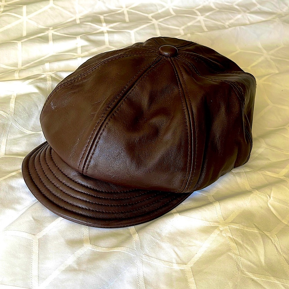 100%leather Liz Claiborne.Newsboy Cap.Fits all sizes.tiny spot.$ below market